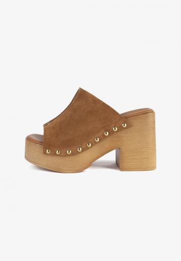 Босоножки на каблуке