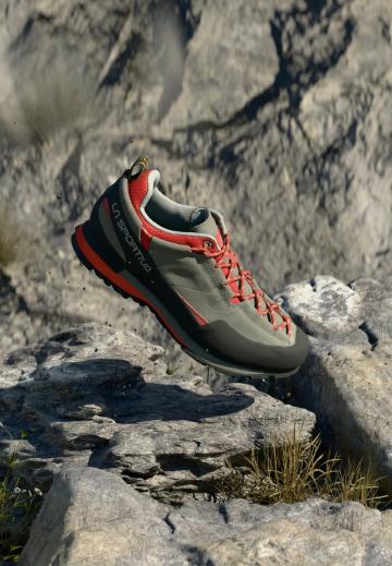 Походные кроссовки