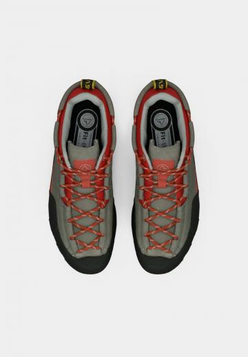 Походные кроссовки