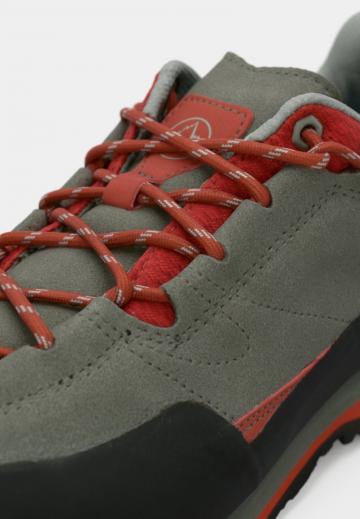 Походные кроссовки