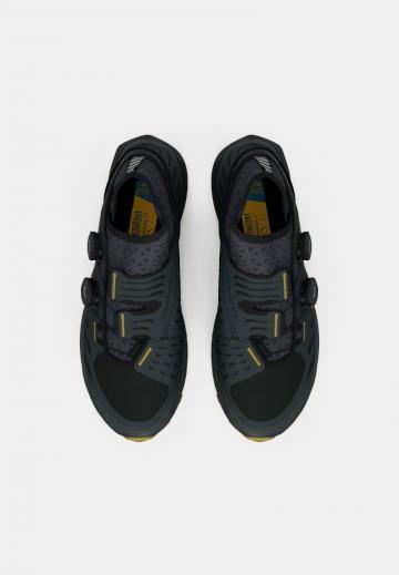 Походные кроссовки