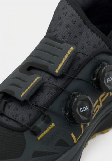 Походные кроссовки