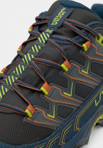 Походные кроссовки