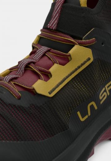 Походные кроссовки