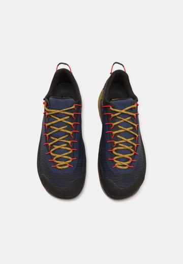 Походные кроссовки