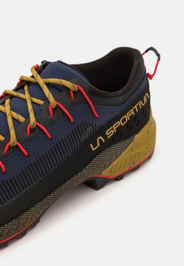 Походные кроссовки