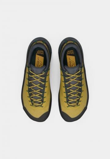 Походные кроссовки