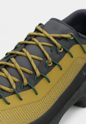 Походные кроссовки