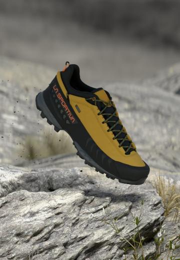 Походные кроссовки