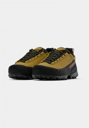 Походные кроссовки