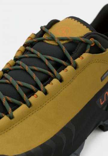 Походные кроссовки