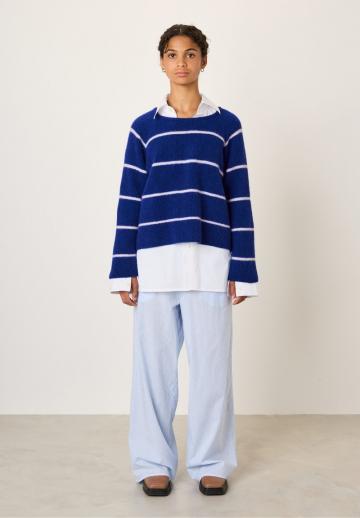 Пуловер в полоску