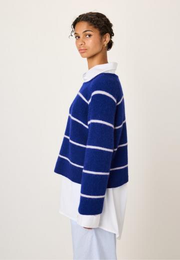 Пуловер в полоску