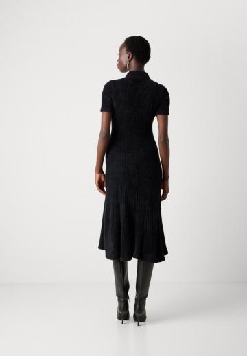 Вязаное платье