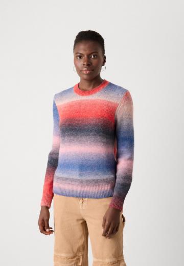 Пуловер в полоску
