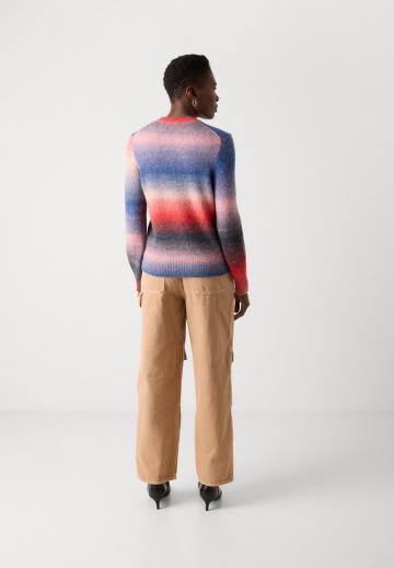 Пуловер в полоску