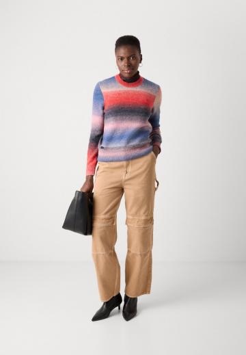 Пуловер в полоску