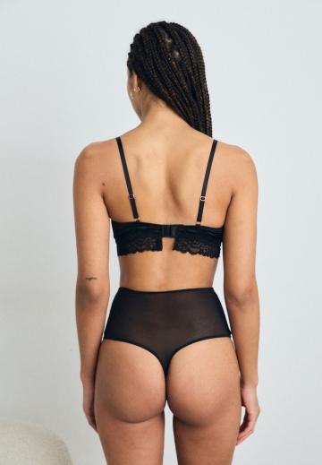 Трусы на бедрах