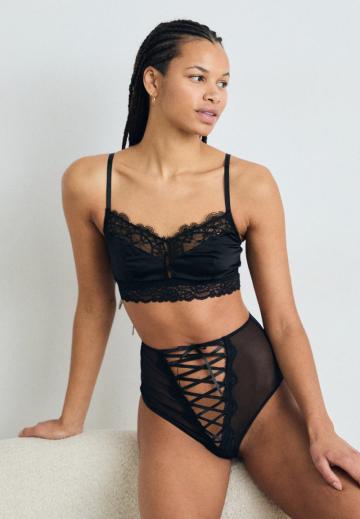 Трусы на бедрах