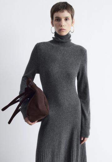 Вязаное платье