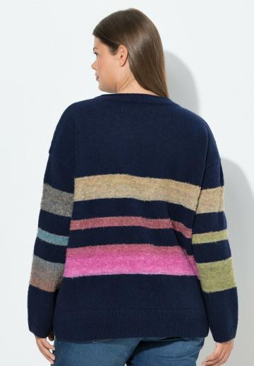 Пуловер в полоску