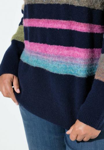Пуловер в полоску