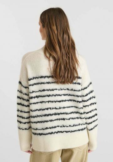 Пуловер в полоску