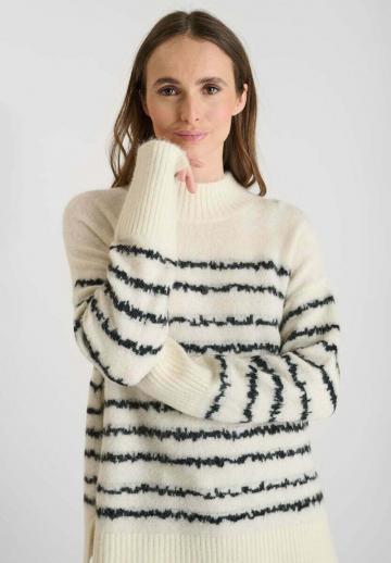 Пуловер в полоску