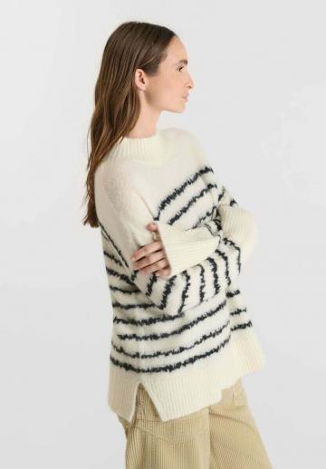 Пуловер в полоску