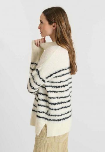 Пуловер в полоску