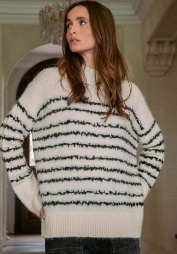 Пуловер в полоску