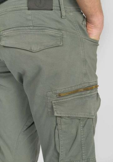 Брюки с накладными карманами