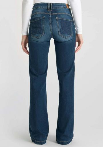 Клешеные джинсы