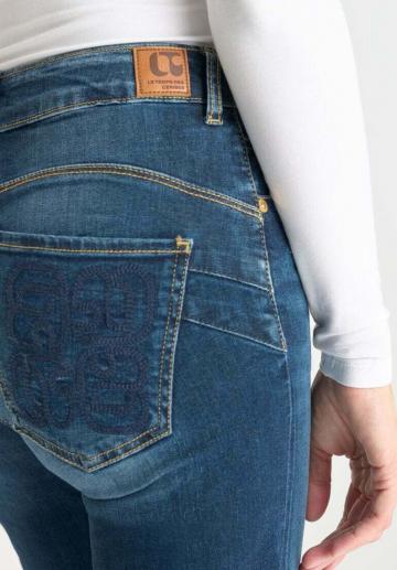 Клешеные джинсы