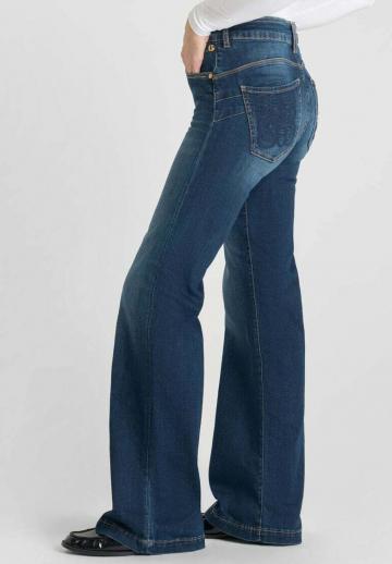 Клешеные джинсы