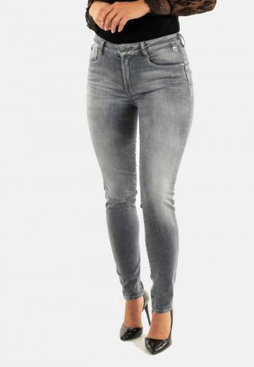 Узкие джинсы