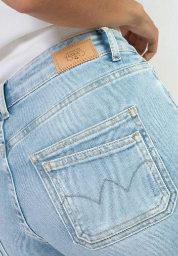 Короткие джинсы