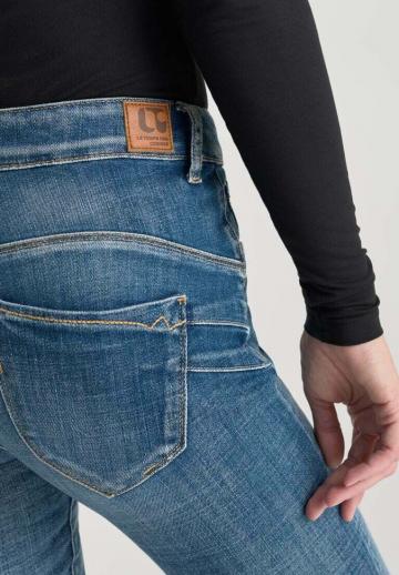 Короткие джинсы