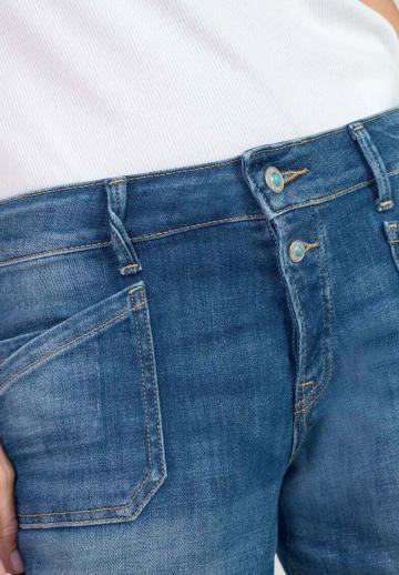 Короткие джинсы