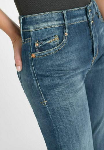 Прямые джинсы