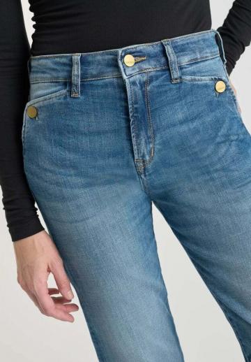 Короткие джинсы