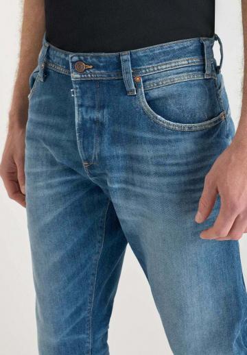 Прямые джинсы