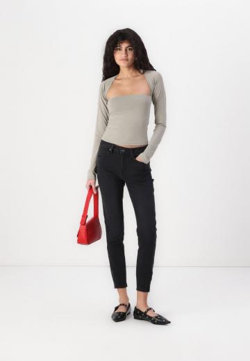 Короткие джинсы