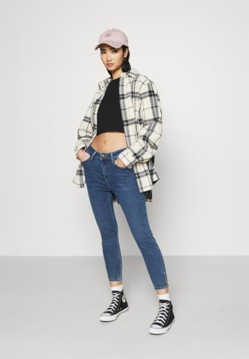 Короткие джинсы