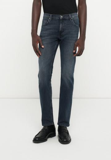 Узкие джинсы
