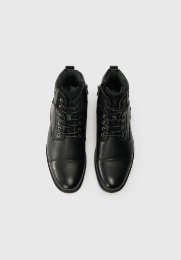 Ботинки на шнуровке