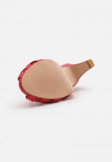 Туфли с ремешком