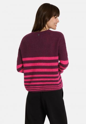 Пуловер с вырезом V