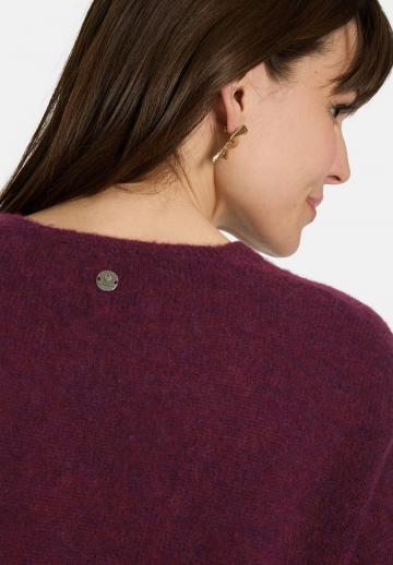 Пуловер с вырезом V