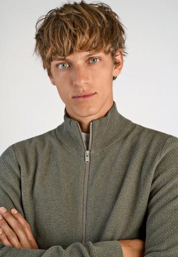 Вязаная кофта